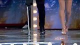 小伙不拄拐杖和搭档跳舞，两人的表演，唯美又震撼