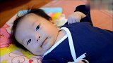 小宝宝在床上一直动，这明亮的小眼睛，在看什么呢