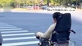 这届年轻人盯上了电动轮椅？开电动轮椅上下班违规吗？