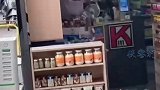 广东一女子疑情感纠纷情绪失控，怒砸自家便利店 社会百态  便利店