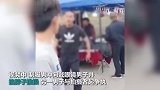 俩壮汉城管脱制服打人 掐脖子“眼镜哥”全程未还手 官方：已停职