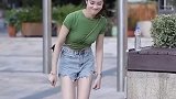 小姐姐这么早就穿上羽绒服了，有这么冷吗