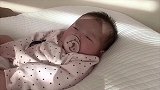 小宝宝晒太阳，发呆一动不动的样子萌翻！