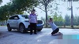 傻子路边救下老人，没想到老人竟是老板