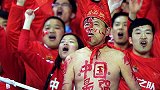 暖心！国足克韩之夜球迷是最幸福的 他们笑着呐喊着就哭了