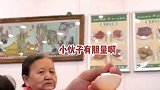 小伙喝豆汁喝出痛苦面具，给隔壁老太太笑坏了