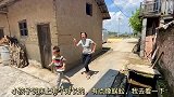 小孩看见床上有动静，以为是蜈蚣，抓到后没想到这货比蜈蚣还有毒