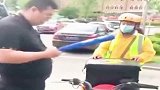 外卖员赶时间刮豪车，以为要倾家荡产，没想到有钱人这样做！