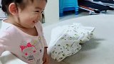 姐姐逗弟弟玩，结果被弟弟欺负还不生气，真是个好姐姐呀！