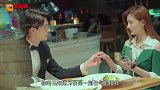 徐璐躺沙发玩手机张铭恩手在干嘛？看清楚后，网友：注意点形象