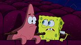 海绵宝宝和派大星拉着眼皮看，结果还是害怕的抱在一起