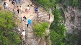 感叹大自然的鬼斧神工，部分路段壁断深崖