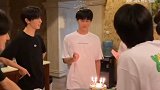 时代少年团为张真源贺峻霖补过生日 时代少年团 张真源 贺峻霖 愿友谊长存！