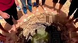 印度特殊的洗澡方式，排着队去敲阎王的门
