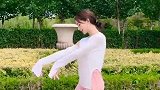 靓丽小姐姐花园跳文艺舞，舞姿优美好看，值得点赞