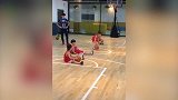 篮球要从娃娃抓起！小姑娘耍的有模有样