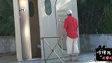 国外恶搞，男子上卫生间，被蜘蛛男用保鲜膜把厕所缠住，费劲逃出