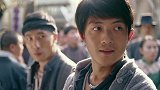 恶霸找民女要债，没想到何辅堂掏出这洋玩意，恶霸就立马放人！