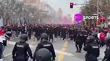 本菲卡球迷赛前与伯纳乌球场的警察发生冲突