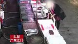 女子趁水产老板不在，将十几只鲍鱼放入裤裆