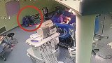 护士连上三台手术凌晨四点晕倒在手术室 吸氧恢复后又接着救人