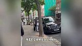 张若昀一家现身英国街头，5岁女儿牵手爸爸长腿抢镜，唐艺昕紧跟身后