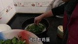 公公近期喝酒成瘾，婆媳俩把酒给他藏了起来，公公唉声叹气不开心