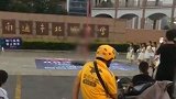 女子学校门口跳钢管舞引鼓掌 官方：培训机构违规演出被重罚