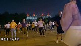 美女跳舞感染力好强，看入迷了都不想回家了