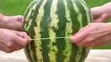 小伙看视频学习怎样折腾西瓜，用砂纸打磨出瓜瓤球体