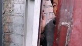 粉丝排队拜见大衣哥，大衣嫂有办法，守着大门分批进入！