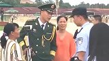 北京警察检查兵哥哥的士兵证，看到原来真的是兵哥哥，这下误会了