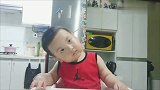 宝宝原本都想睡觉了，结果听到自己喜欢的歌后，精神马上就好了
