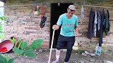 短剧：小伙脚受伤了不随走路，叫兄弟帮买白酒回来，搞笑