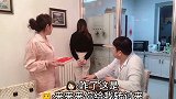 女孩说错话被罚面壁思过，妈妈原本想帮忙劝和，得知真相后瞬间崩