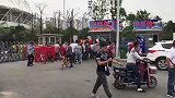 国足-17年-赛前4个半小时球迷陆续聚集 售票处争取最后机会买到票-专题