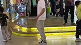 男子商场里跳舞，这样真的不会尴尬吗