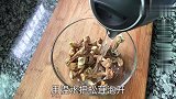 炖鸡汤时，是先炒后炖还是直接炖！教你一招，炖出的鸡汤浓肉香！