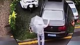 大爷小车被汽车堵住便拿瓶装水敲打汽车