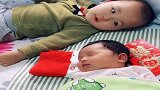 宝宝偷亲妹妹被发现，还害羞了，这小模样太可爱了！