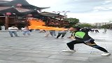 大哥表演喷火，喷也就算了，居然还能吸回去？
