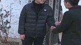 丈夫借农民工1000路费，妻子羞辱他傻，3年后农民工这样报恩
