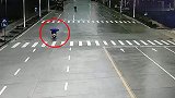 飞来横祸！ 15岁少年驾车失控撞死人 摩托车零部件散落一地