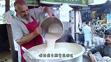 大叔街头卖“夏日”饮料，游客怀疑是色素，当地食客：这不重要！