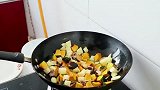 秋天要多吃南瓜，加2个土豆简单一做，出锅比肉还香