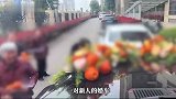 新人用橙子装饰婚车，被小区老人全摘走，拍摄者：让老人沾沾喜气