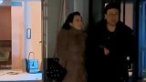 汪峰章子怡一家逛公园，夫妻二人秀恩爱，不顾女儿意外摔倒趴地上