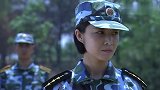 国防生女教官表演手劈木板，女学生故意换上石板，震惊战士
