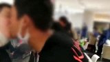 家具厂庆复工搞接吻大赛 负责人：中间隔着玻璃 让大家放松一下