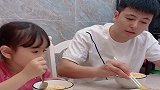 爸爸教训挑食女儿，不料女儿说了这话，真有道理呀！
